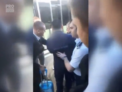 Femeia care a fost luata pe sus din autocarul care urma sa o transporte la avion a fost amendata si nu a mai fost lasata sa urce la bordul aeronavei: A fugit fara a fi inregistrata Femeia care a fost luata pe sus din autocarul care urma sa o transporte la avion a fost amendata si nu a mai fost lasata sa urce la bordul aeronavei: A fugit fara a fi inregistrata