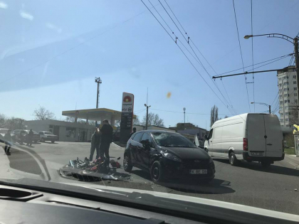 Un motociclist si pasagerul acestuia au ajuns la spital dupa ce s-au izbit de un Ford pe o strada din capitala - FOTO Un motociclist si pasagerul acestuia au ajuns la spital dupa ce s-au izbit de un Ford pe o strada din capitala - FOTO