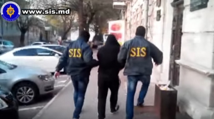 A pus in pericol viata vecinilor din apropiere. Ce pastra in casa un barbat dintr-o suburbie a capitalei: a fost retinut de SIS si risca pana la 5 ani de inchisoare - VIDEO/FOTO