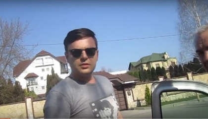 Fiul lui Valeriu Triboi s-a plans la politie ca a fost filmata gospodaria tatalui sau: "- Unde-i drona? - Pentru ce va trebuie? - Nu aveti dreptul sa-mi filmati proprietatea privata" - Crime Moldova \\ VIDEO Fiul lui Valeriu Triboi s-a plans la politie ca a fost filmata gospodaria tatalui sau: "- Unde-i drona? - Pentru ce va trebuie? - Nu aveti dreptul sa-mi filmati proprietatea privata" - Crime Moldova \\ VIDEO