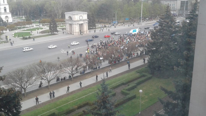 Sute de profesori, veniti din mai multe raioane, vor merge in mars de la Academia de Stiinte pana la Guvern: cer salarii mai mari ca sa poata munci in tara - GALERIE FOTO Sute de profesori, veniti din mai multe raioane, vor merge in mars de la Academia de Stiinte pana la Guvern: cer salarii mai mari ca sa poata munci in tara - GALERIE FOTO