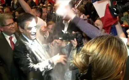 Francois Fillon, atacat cu faina de un tanar manifestant la Strasbourg. Cum a reactionat Francois Fillon, atacat cu faina de un tanar manifestant la Strasbourg. Cum a reactionat