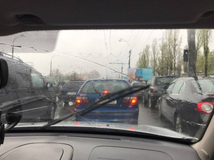 Trafic dat peste cap din cauza ploii? Pe mai multe strazi din capitala se merge cu viteza melcului - FOTO