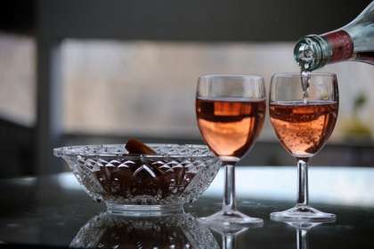 A pus 12 catei de usturoi intr-un pahar de vin rosu si a baut. Este uimitor cate beneficii 