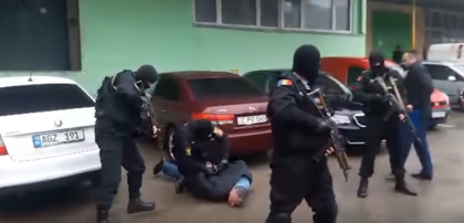 Momentul in care sunt pusi la pamant de mascati suspectii care ar fi incercat sa-l omoare pe Vlad Plahotniuc. Ce spune ministrul de Interne al Ucrainei - VIDEO