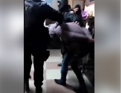 Nu au vrut sa opreasca masina, au ajuns intr-un camp, au coborat, au impuscat de doua ori spre politisti si au fugit. Doi barbati din Ialoveni, retinuti. Filmul retinerii- VIDEO