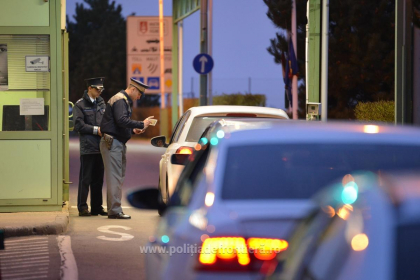Moldovenii care vor sa intre in Romania vor sta mai mult la vama. Odata cu intrarea in vigoare a noilor modificari ale Codului Frontierelor Schengen verificarile sunt mai riguroase. Vezi toate detaliile Moldovenii care vor sa intre in Romania vor sta mai mult la vama. Odata cu intrarea in vigoare a noilor modificari ale Codului Frontierelor Schengen verificarile sunt mai riguroase. Vezi toate detaliile