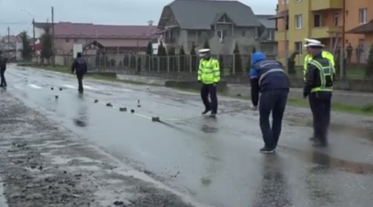 Tragedie uriasa, pe o sosea din Romania. O mama a vazut cum ii este ucis copilul pe care tocmai il luase de la gradinita - VIDEO Tragedie uriasa, pe o sosea din Romania. O mama a vazut cum ii este ucis copilul pe care tocmai il luase de la gradinita - VIDEO