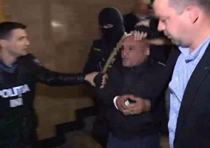 Unul dintre suspectii adusi la arest: "Nu stiu nimic, totul e o minciuna". Procurorul Busuioc: "Pentru executarea omorului, gruparea din Ucraina a primit 100 de mii de dolari si urma sa mai primeasca" Unul dintre suspectii adusi la arest: "Nu stiu nimic, totul e o minciuna". Procurorul Busuioc: "Pentru executarea omorului, gruparea din Ucraina a primit 100 de mii de dolari si urma sa mai primeasca"