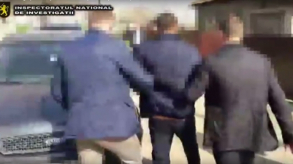 Racola persoane sarace pentru a le pune sa cerseasca in Rusia. Suspectii le promiteau victimilor un salariu bine platit, iar odata ajunsi acolo le confiscau actele de identitate. Liderul gruparii un barbat din Ungheni - VIDEO Racola persoane sarace pentru a le pune sa cerseasca in Rusia. Suspectii le promiteau victimilor un salariu bine platit, iar odata ajunsi acolo le confiscau actele de identitate. Liderul gruparii un barbat din Ungheni - VIDEO