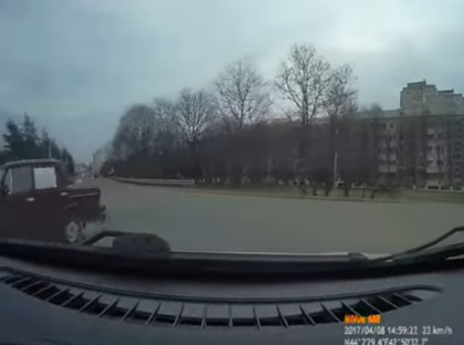 Momentul in care un copil de 4 ani zboara din mers din masina si ajunge pe carosabil. Incidentul s-a intamplat intr-un oras din Rusia - VIDEO Momentul in care un copil de 4 ani zboara din mers din masina si ajunge pe carosabil. Incidentul s-a intamplat intr-un oras din Rusia - VIDEO