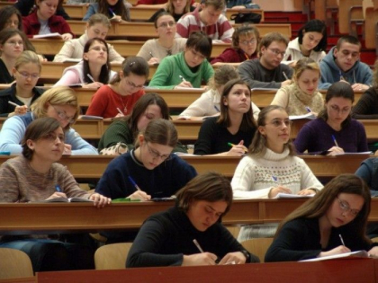Moldovenii care vor sa-si faca studiile in Romania, obligati sa depuna personal dosarul de admitere la institutiile de invatamant, iar cei care vor isi redobandeasca cetatenia romana in timpul studiilor, raman fara bursa Moldovenii care vor sa-si faca studiile in Romania, obligati sa depuna personal dosarul de admitere la institutiile de invatamant, iar cei care vor isi redobandeasca cetatenia romana in timpul studiilor, raman fara bursa