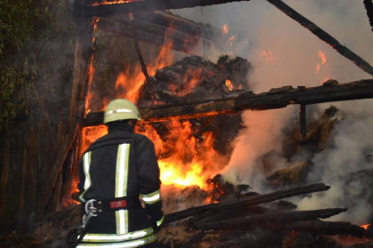 O femeie si fiul sau de 19 ani, gasiti intoxicati, iar o batrana si-a pierdut viata, dupa ce flacarile le-au curpins casele O femeie si fiul sau de 19 ani, gasiti intoxicati, iar o batrana si-a pierdut viata, dupa ce flacarile le-au curpins casele