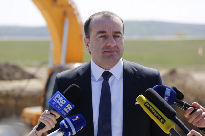 Lucrarile de constructie a celei de-a 2-a piste si largire a peronului la Aeroportul Chisinau sunt in plina desfasurare - GALERIE FOTO Lucrarile de constructie a celei de-a 2-a piste si largire a peronului la Aeroportul Chisinau sunt in plina desfasurare - GALERIE FOTO