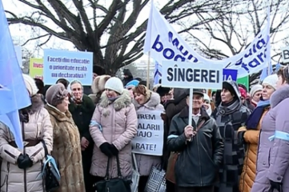 Profesorii isi anunta intrarea in greva. In semn de protest, dascalii au decis sa nu mearga o zi la munca Profesorii isi anunta intrarea in greva. In semn de protest, dascalii au decis sa nu mearga o zi la munca