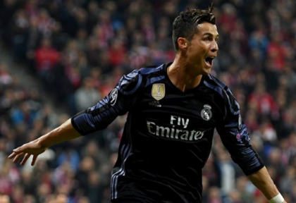 Real Madrid e la un pas de semifinalele Ligii Campionilor. Galacticii au castigat cu 2 la 1 meciul de pe terenul echipei Bayern Munchen Real Madrid e la un pas de semifinalele Ligii Campionilor. Galacticii au castigat cu 2 la 1 meciul de pe terenul echipei Bayern Munchen