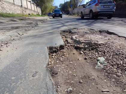 Strada din capitala pe care iti poti distruge masina din cauza unui crater - GALERIE FOTO Strada din capitala pe care iti poti distruge masina din cauza unui crater - GALERIE FOTO