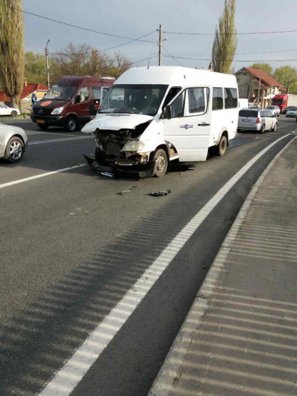 Un microbuz cu pasageri de pe ruta Chisinau-Orhei, implicat intr-un accident la Peresecina. O pasagera, transportata la spital - FOTO