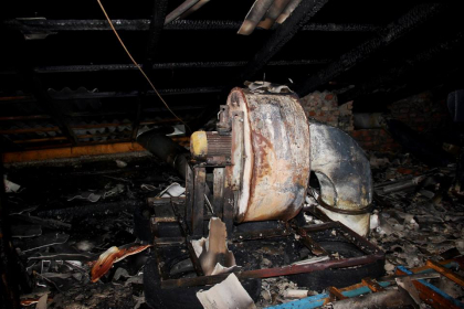 GALERIE FOTO de la incendiul devastator de noaptea trecuta la o brutarie din capitala. 4 autospeciale au luptat cu flacarile