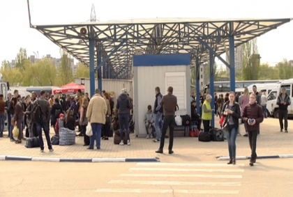 URMARESTE LIVE. Aglomeratie mare la autogarile din capitala: zeci de moldoveni cauta sa prinda cate un loc pentru a merge de Pasti la cei dragi URMARESTE LIVE. Aglomeratie mare la autogarile din capitala: zeci de moldoveni cauta sa prinda cate un loc pentru a merge de Pasti la cei dragi