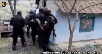 Momentul in care a fost retinut suspectul in cazul batranei gasita fara suflare intr-o casa parasita: "- I-ai astupat gura? - Da, cu basmaua!" - VIDEO Momentul in care a fost retinut suspectul in cazul batranei gasita fara suflare intr-o casa parasita: "- I-ai astupat gura? - Da, cu basmaua!" - VIDEO