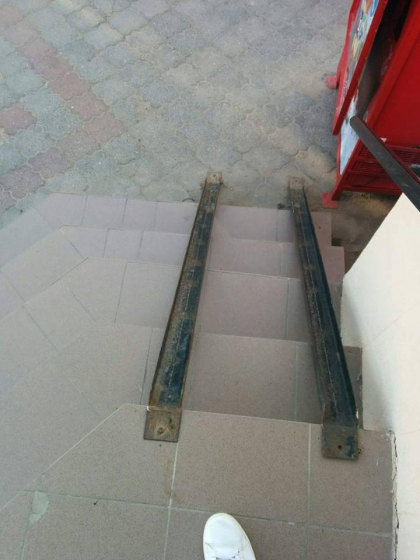 Pusa de forma? Cum arata rampa de acces pentru persoanele cu dizabilitati amenajata pe scarile unei farmacii din capitala - FOTO Pusa de forma? Cum arata rampa de acces pentru persoanele cu dizabilitati amenajata pe scarile unei farmacii din capitala - FOTO