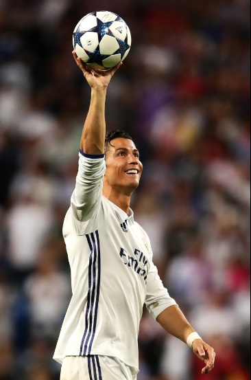 Hat-trick-ul lui Ronaldo si arbitrajul au ingenuncheat-o! Real Madrid a trecut spectaculos de Bayern Munchen in returul sferturilor de finala, scor 4 la 2 Hat-trick-ul lui Ronaldo si arbitrajul au ingenuncheat-o! Real Madrid a trecut spectaculos de Bayern Munchen in returul sferturilor de finala, scor 4 la 2