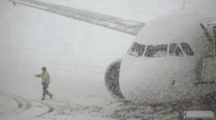 Trafic aerian dat peste cap pe Aeroportul Chisinau, din cauza ninsorii. Mai multe zboruri se retin din cauza vremii nefavorabile - FOTO Trafic aerian dat peste cap pe Aeroportul Chisinau, din cauza ninsorii. Mai multe zboruri se retin din cauza vremii nefavorabile - FOTO
