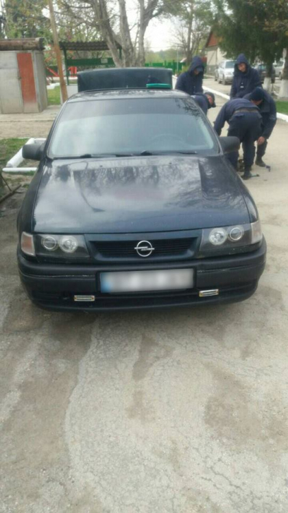 Un roman a vrut sa iasa din Moldova cu masina burdusita de tigari, insa a fost prins. Vezi unde a ascuns pachetele - GALERIE FOTO 