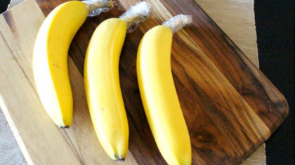 Leaga cozile bananelor cu folie alimentara. Efectul este uimitor