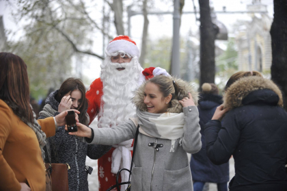 In toata nebunia cu ninsorile din aprilie, in centrul capitalei si-a facut aparitia nimeni altul decat ... Mos Craciun - GALERIE FOTO In toata nebunia cu ninsorile din aprilie, in centrul capitalei si-a facut aparitia nimeni altul decat ... Mos Craciun - GALERIE FOTO