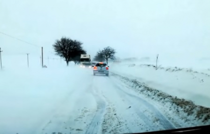 Un autocar cu zeci de pasageri din Republica Moldova a ramas blocat in Romania, din cauza zapezii - VIDEO