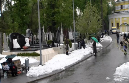 LIVE VIDEO. Desi autoritatile au indemnat oamenii sa lase Pastele Blajinilor pentru duminica viitoare, totusi cativa au venit astazi la Cimitirul Central din Chisinau LIVE VIDEO. Desi autoritatile au indemnat oamenii sa lase Pastele Blajinilor pentru duminica viitoare, totusi cativa au venit astazi la Cimitirul Central din Chisinau