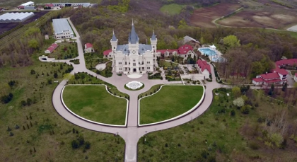 Maretie pe fundal de saracie - castelul familiei Stati din Republica Moldova. Imagini filmate cu drona