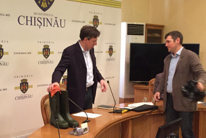 De Pastele Blajinilor, primarul capitalei a primit "pomeni". Socialistii i-au adus o pereche de cizme de cauciuc, un fierastrau si o pereche de manusi: "Doamne fereste" - GALERIE FOTO