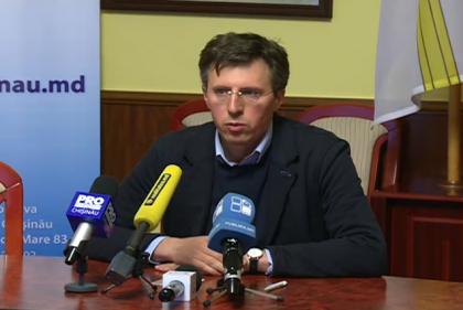 Copiii revin astazi la scoala. Dorin Chirtoaca: "Lasati cravatele si costumele acasa si apucati-va de curatenie" Copiii revin astazi la scoala. Dorin Chirtoaca: "Lasati cravatele si costumele acasa si apucati-va de curatenie"