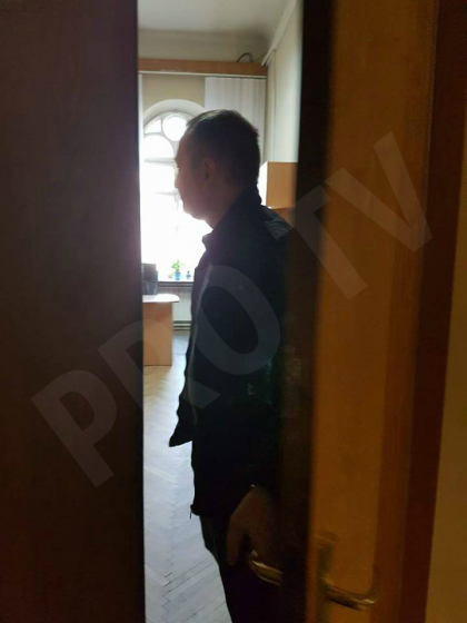 Descinderi CNA la domiciliile mai multor functionari de la Primarie. In aceste momente procurorii anticoruptie fac perchezitii la domiciliul lui Grozavu: au legatura cu proiectul privind parcarile cu plata - GALERIE FOTO