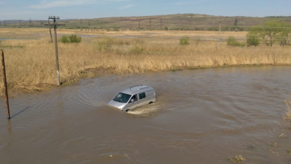 Drumul de sub podul de la Straseni s-a transformat din nou intr-un lac imens. Imaginea zilei vine de acolo: masina e jumatate sub apa - FOTO Drumul de sub podul de la Straseni s-a transformat din nou intr-un lac imens. Imaginea zilei vine de acolo: masina e jumatate sub apa - FOTO