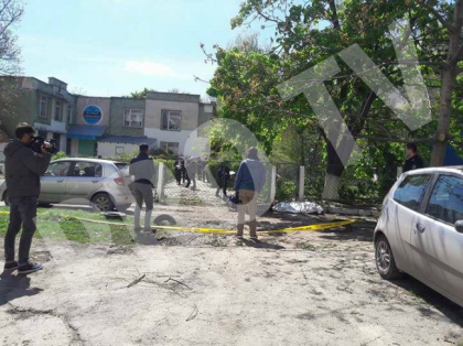 Un angajat al unei scoli din capitala s-a stins pe loc dupa ce un copac a cazut peste el in timp ce curata curtea institutiei - FOTO Un angajat al unei scoli din capitala s-a stins pe loc dupa ce un copac a cazut peste el in timp ce curata curtea institutiei - FOTO