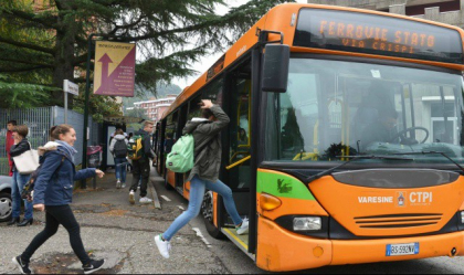 Un moldovean a urcat beat la volan si a lovit un autobuz scolar pe o strada din Italia. Era aproape de coma alcoolica. Ce amenda a luat