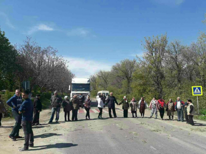 Modul inedit in care locuitorii unui sat din Causeni au protestat dupa ce de 7 zile nu mai au lumina: au incins o hora, blocand drumul la iesirea din localitate - FOTO Modul inedit in care locuitorii unui sat din Causeni au protestat dupa ce de 7 zile nu mai au lumina: au incins o hora, blocand drumul la iesirea din localitate - FOTO