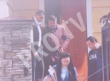 Ministrul Transporturilor, Iurie Chirinciuc, escortat la CNA. " - De ce ati fost retinut? - Am furat lut ca sa construiesc drumuri. Este un show politic, trebuie voturi pentru uninominal". 3 persoane, retinute - FOTO