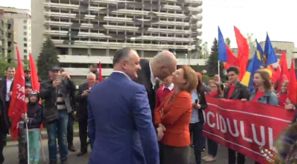 Dodon si boxerul Nikolai Valuev, baie de multime la marsul socialistilor de 1 mai: deputatul rus a primit in dar un chipiu al PSRM - GALERIE FOTO Dodon si boxerul Nikolai Valuev, baie de multime la marsul socialistilor de 1 mai: deputatul rus a primit in dar un chipiu al PSRM - GALERIE FOTO