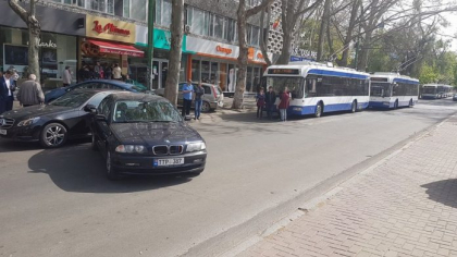 Motivul halucinant pentru care un BMW a blocat transportul public in comun pe o strada din capitala - FOTO Motivul halucinant pentru care un BMW a blocat transportul public in comun pe o strada din capitala - FOTO