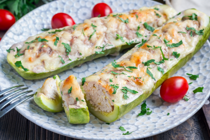 Barcute de dovlecei cu pui si parmezan! Un deliciu pentru masa de pranz