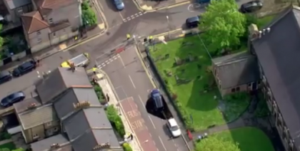 Nu e Chisinau, ci Londra. Un nevinovat Opel Zafira a fost inghitit de o groapa "infometata" - VIDEO Nu e Chisinau, ci Londra. Un nevinovat Opel Zafira a fost inghitit de o groapa "infometata" - VIDEO