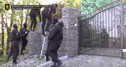 Politia a publicat imagini video de la perchezitiile de ieri la firmele de taxi. Momentul in care mascatii sar peste o poarta si intra in curte, filmat cu drona - VIDEO Politia a publicat imagini video de la perchezitiile de ieri la firmele de taxi. Momentul in care mascatii sar peste o poarta si intra in curte, filmat cu drona - VIDEO