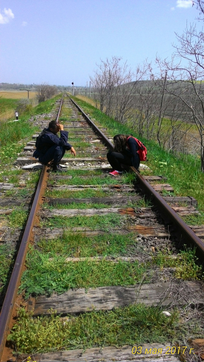 Politistii de frontiera au gasit-o asezata pe sinele de tren, iar dupa lungi discutii au convins-o sa renunte la gest. O minora de 16 ani din Cantemir a vrut sa-si puna capat zilelor - FOTO