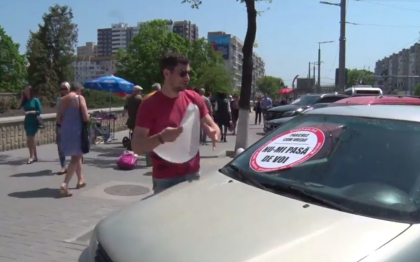 Daca ai parcat astazi pe bulevardul Stefan cel Mare, pe o pista de biciclisti, o poti pati si tu! Ce le fac baietii de la StopHam automobilelor parcate astfel - FOTO/VIDEO