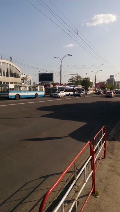 A fost ambuteiaj astazi pe bulevardul Renasterii din capitala. Motivul pentru care zeci de troleibuze nu s-au urnit din loc - FOTO A fost ambuteiaj astazi pe bulevardul Renasterii din capitala. Motivul pentru care zeci de troleibuze nu s-au urnit din loc - FOTO